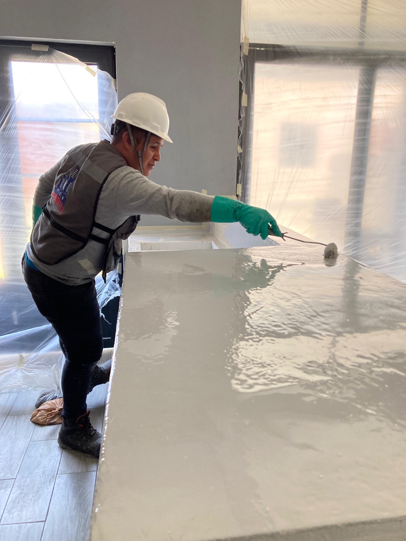 Técnico de Epoxy BAU aplicando recubrimiento epóxico en obra