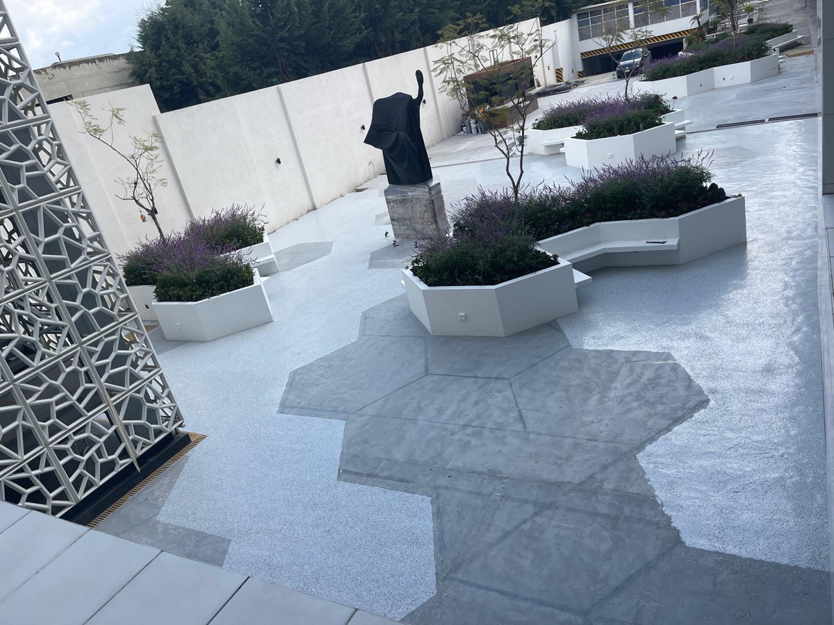 Piso decorativo tipo terrazo con acabado en flake, plaza exterior