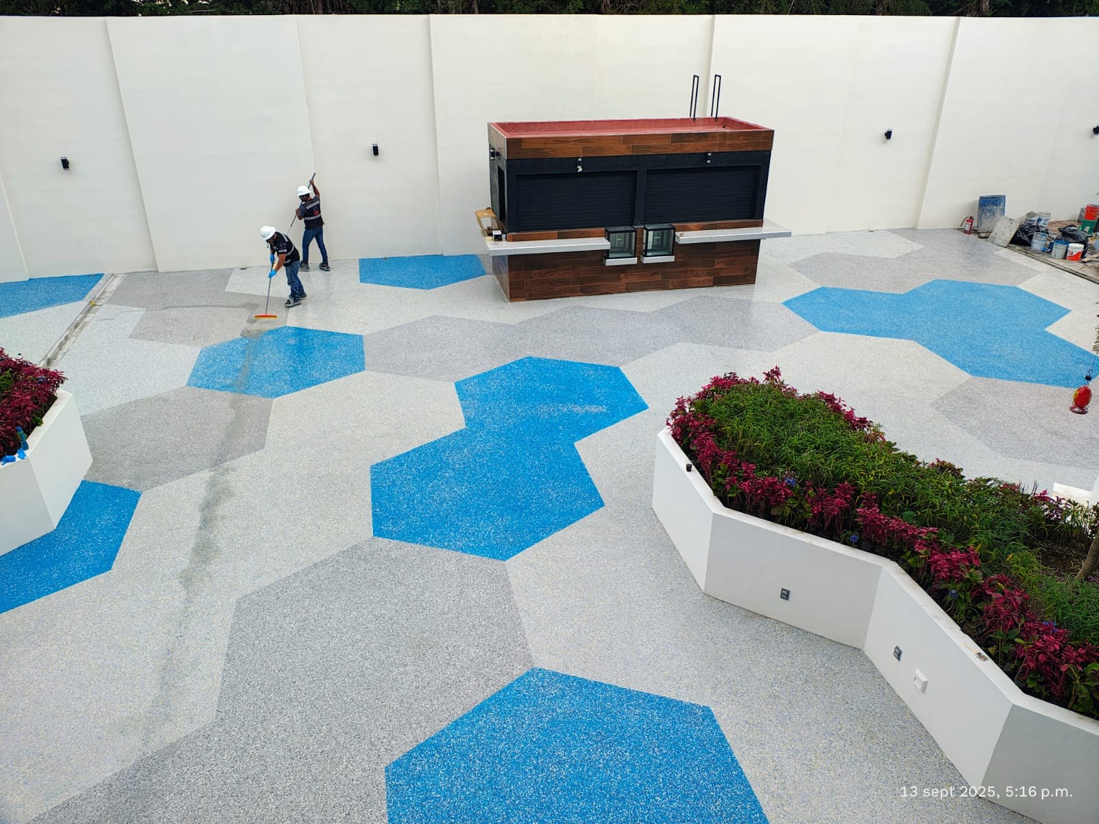 Piso epóxico decorativo con patrón de hojuela en tonos azul, gris y blanco