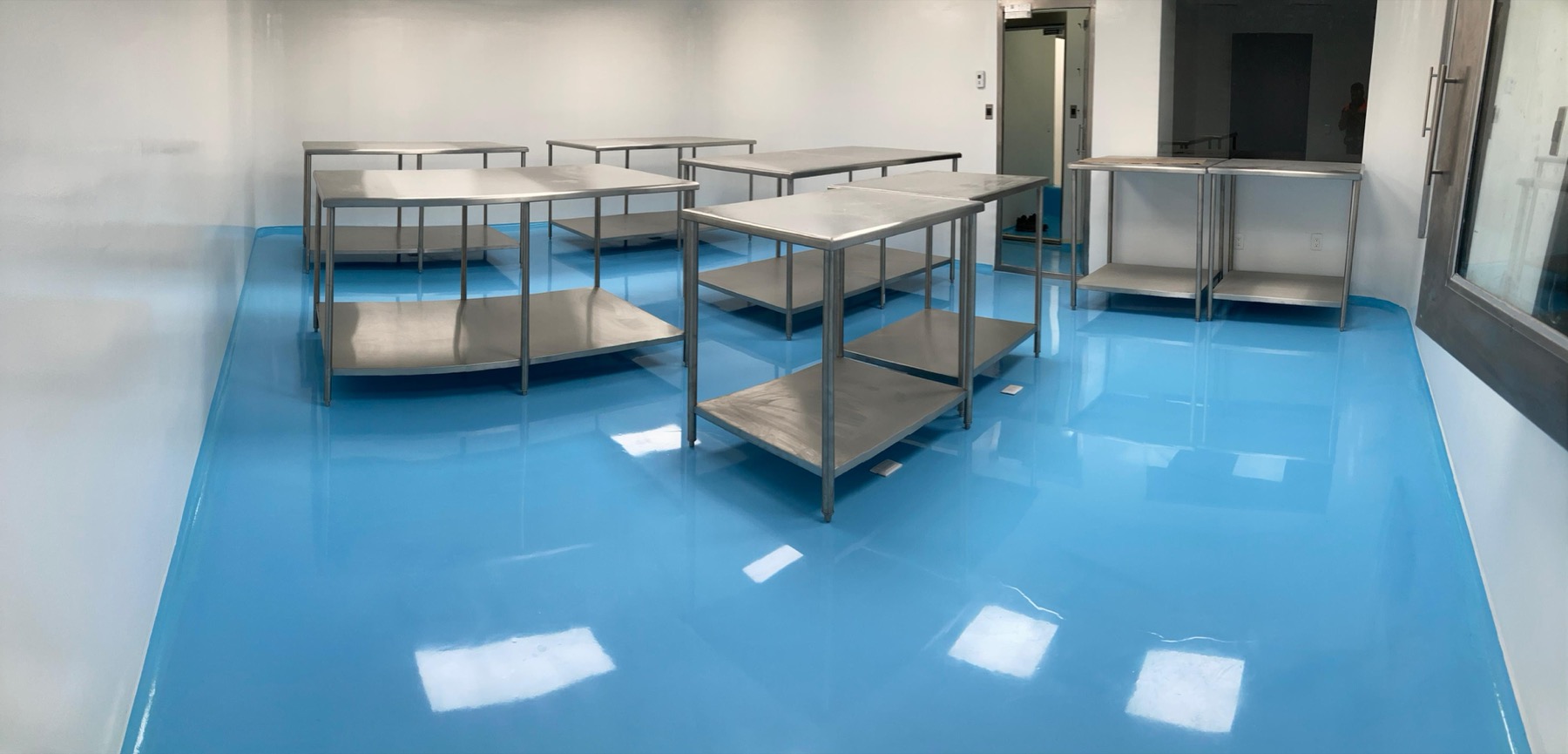 Piso epóxico azul en instalación de tipo laboratorio