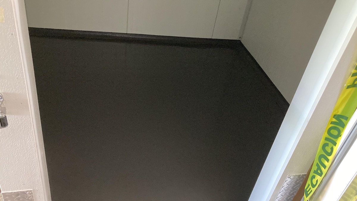 Piso epóxico terminado con media caña sanitaria