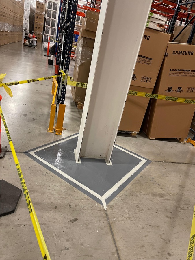 Reparación de piso epóxico junto a racks de almacén