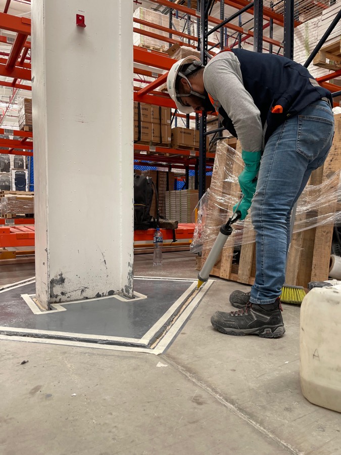 Aplicación de sellador epóxico en piso industrial